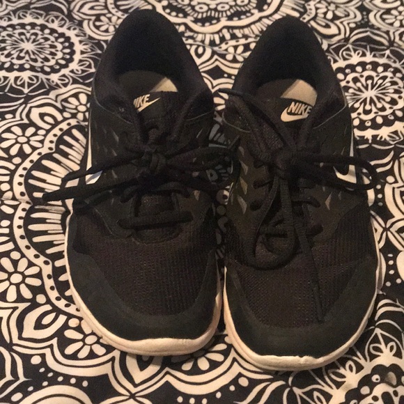 Lightly used. Size 9 Black Nike shoes - Picture 2 of 2